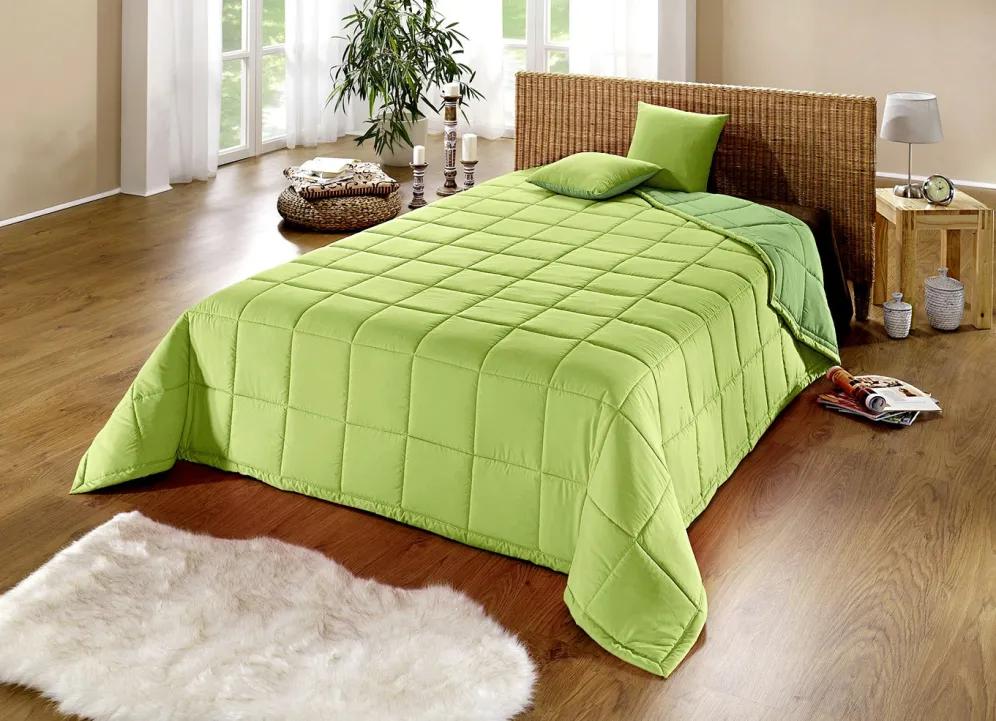 Tagesdecke mit Karo-Steppung und Bandeinfassung