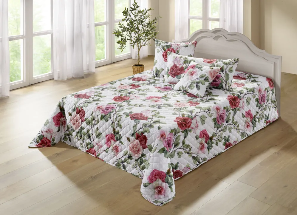 Tagesdecke und Kissenbezüge mit Rosen- Motiven