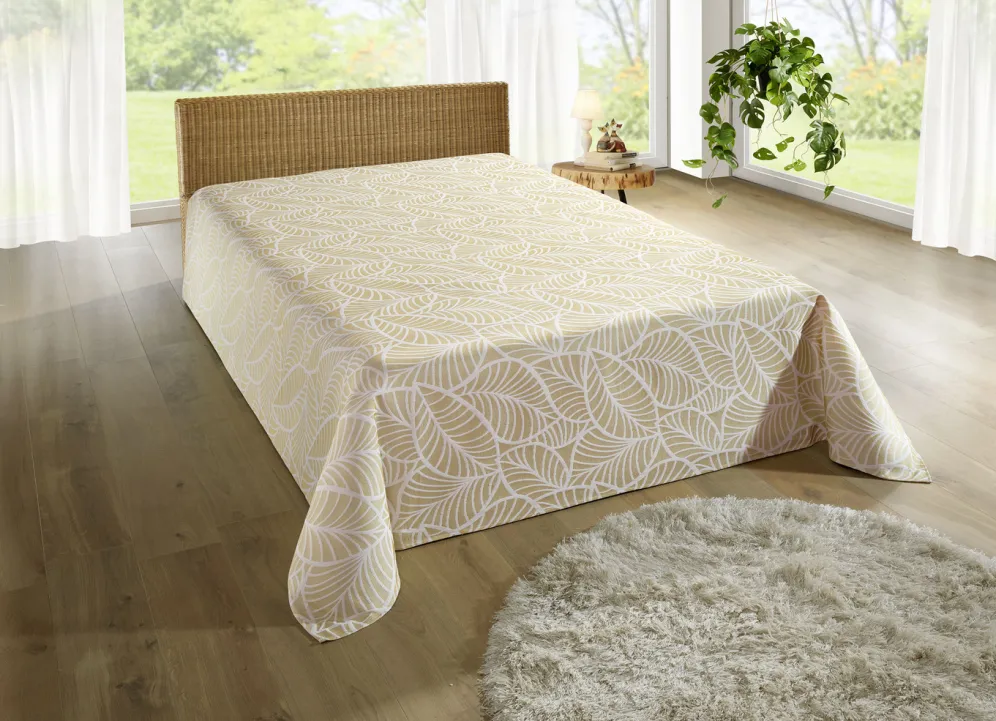 Tagesdecke und Kissenbezüge mit naturnahen Blättermotiven