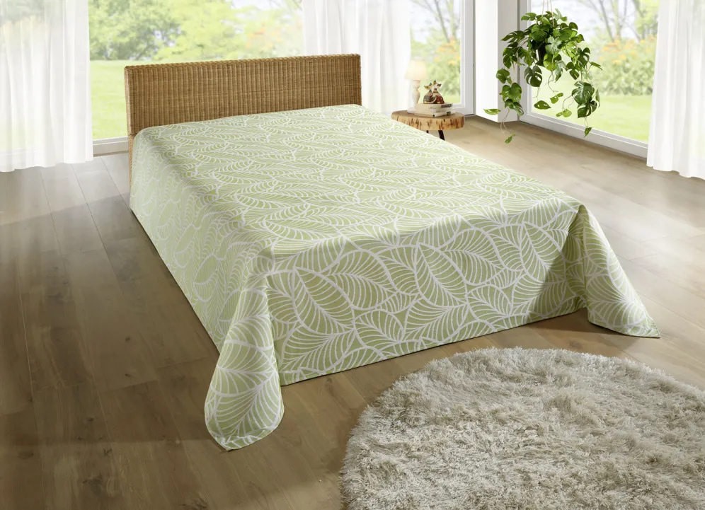 Tagesdecke und Kissenbezüge mit naturnahen Blättermotiven