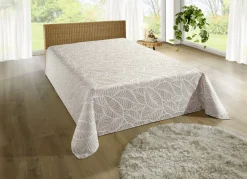 Tagesdecke und Kissenbezüge mit naturnahen Blättermotiven