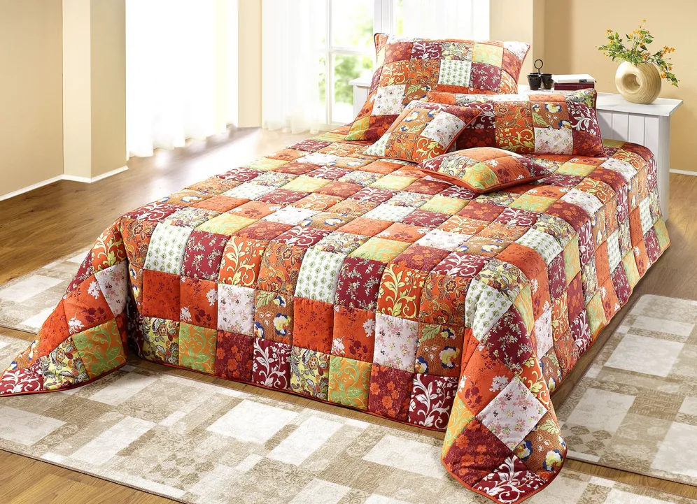 Tagesdecken und Kissenbezüge in Patchwork-Optik aus Baumwolle