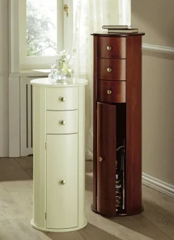 Teilmassive Kommode in säulenartiger Form
