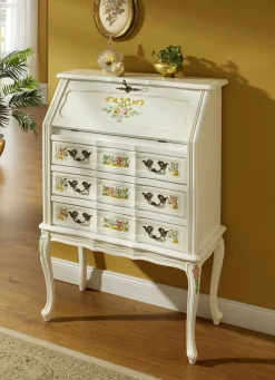 Teilmassive Möbelserie mit kunstvollen Holzverzierungen