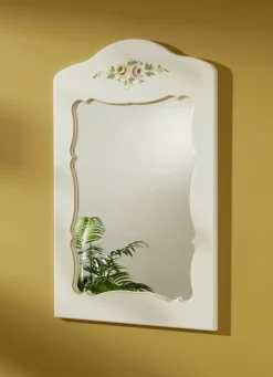 Teilmassive Möbelserie mit kunstvollen Holzverzierungen