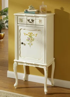 Teilmassive Möbelserie mit kunstvollen Holzverzierungen