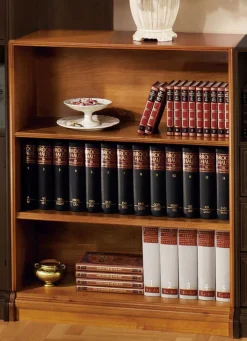 Teilmassive Möbelserie mit Echtholzfurnier