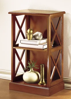 Teilmassives Regal mit dekorativen Kreuzsprossen