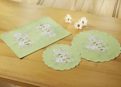 Tisch- und Raumdekoration mit gestickten Schmetterlingen und Blumen