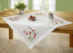 Tisch- und Raumdekoration mit Erdbeer-Dessin