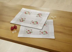 Tisch- und Raumdekoration mit Erdbeer-Dessin