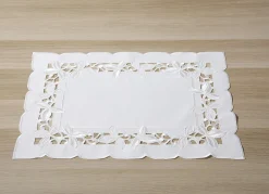 Tisch- und Raumdekoration mit aufwendigen Stickereien