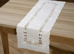 Tisch- und Raumdekoration mit aufwendigen Stickereien