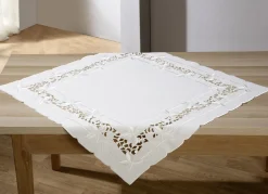 Tisch- und Raumdekoration mit aufwendigen Stickereien