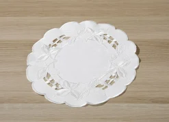 Tisch- und Raumdekoration mit aufwendigen Stickereien