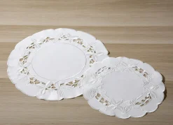 Tisch- und Raumdekoration mit aufwendigen Stickereien