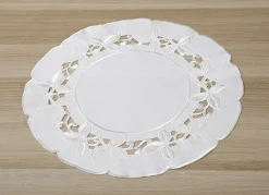 Tisch- und Raumdekoration mit aufwendigen Stickereien