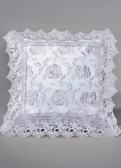 Tisch- und Raumdekoration mit Macramé-Spitzenbordüre