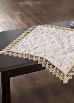 Tisch- und Raumdekoration mit Macramé-Spitzenbordüre