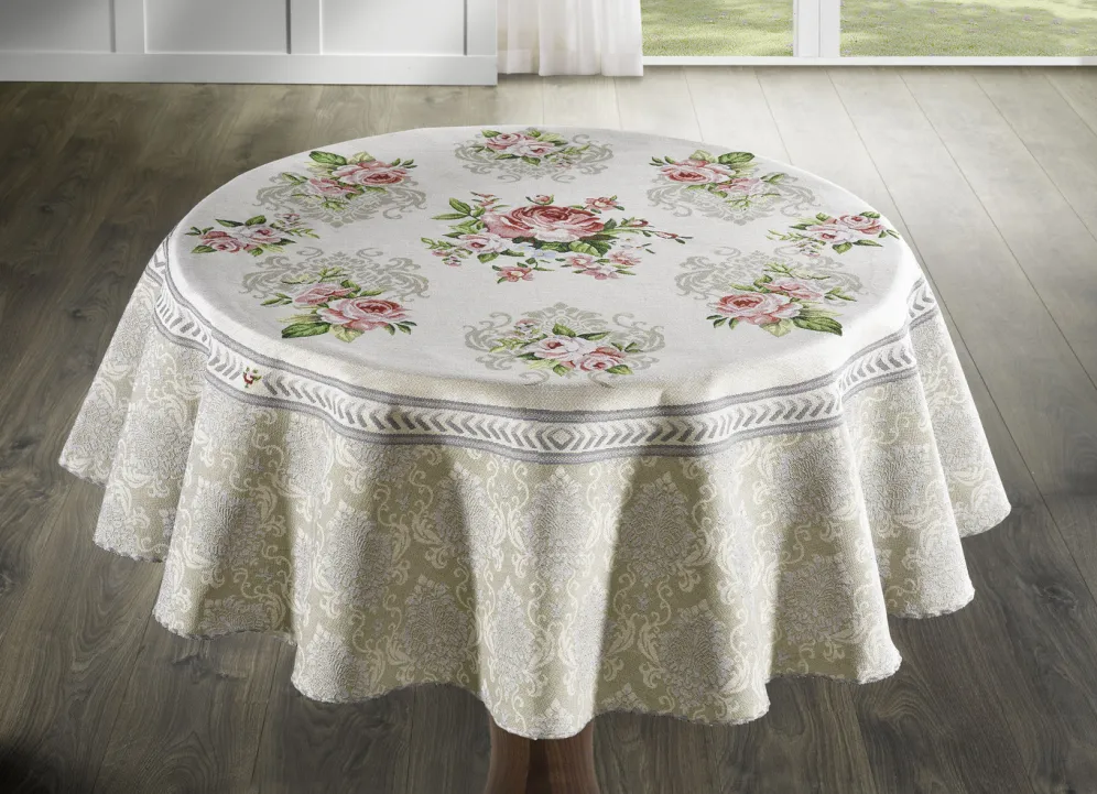 Tisch- und Raumdekoration mit romantischem Rosenmotiv