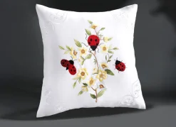 Tisch- und Raumdekoration mit niedlichen Marienkäfern