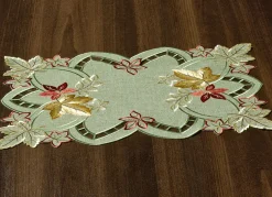 Tisch- und Raumdekoration mit herbstlicher Stickerei