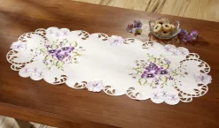 Tisch- und Raumdekoration mit Stiefmütterchen-Stickereien