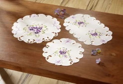 Tisch- und Raumdekoration mit Stiefmütterchen-Stickereien