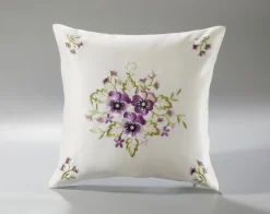 Tisch- und Raumdekoration mit Stiefmütterchen-Stickereien