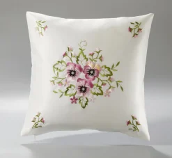 Tisch- und Raumdekoration mit Stiefmütterchen-Stickereien