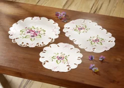 Tisch- und Raumdekoration mit Stiefmütterchen-Stickereien