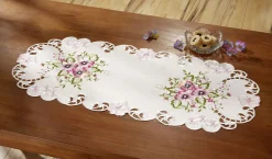 Tisch- und Raumdekoration mit Stiefmütterchen-Stickereien