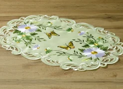 Tisch- und Raumdekoration mit Blumen und Schmetterlingen