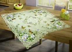 Tisch- und Raumdekoration mit Blumen und Schmetterlingen