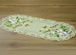 Tisch- und Raumdekoration mit Blumen und Schmetterlingen