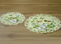 Tisch- und Raumdekoration mit Blumen und Schmetterlingen