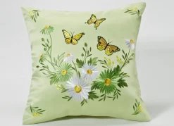 Tisch- und Raumdekoration mit Blumen und Schmetterlingen