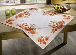 Tisch- und Raumdekoration mit herbstlichen Motiven