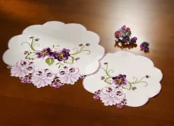 Tisch- und Raumdekoration mit Blüten in Spitzen-Optik