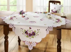 Tisch- und Raumdekoration mit Blüten in Spitzen-Optik