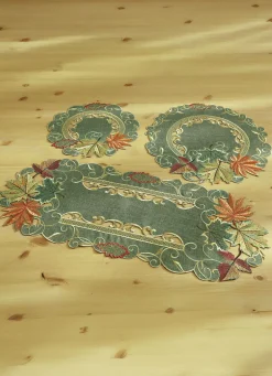 Tisch- und Raumdekoration mit Herbstlaub-Stickereien