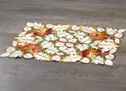 Tisch- und Raumdekoration mit herbstlichen Blättermotiven