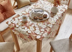 Tisch- und Raumdekoration mit herbstlichen Blättermotiven