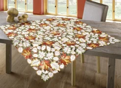 Tisch- und Raumdekoration mit herbstlichen Blättermotiven