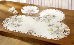 Tisch- und Raumdekoration mit Blüten und Schmetterlingen