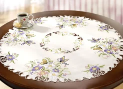 Tisch- und Raumdekoration mit Blüten und Schmetterlingen