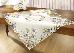 Tisch- und Raumdekoration mit Blüten und Schmetterlingen