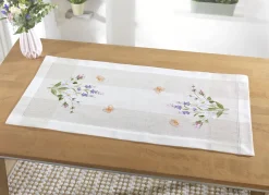 Tisch- und Raumdekoration mit floralem Dessin