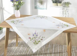 Tisch- und Raumdekoration mit floralem Dessin