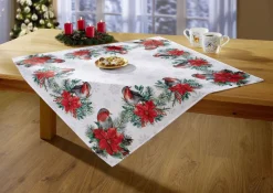 Tisch- und Raumdekoration mit niedlichen Rotkehlchen